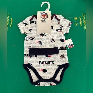 NWT New England Patriots 3pc set Body suit, hat & bib. Size 3-6 mos Cotton blend